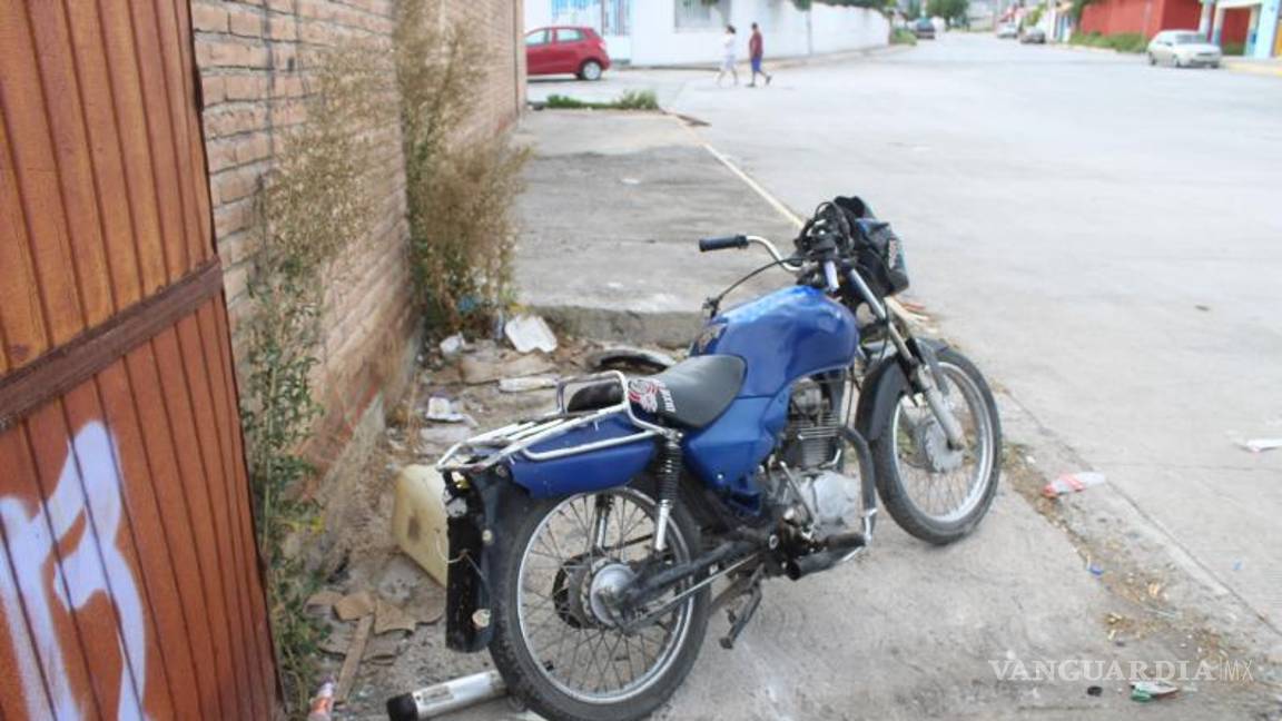 $!La motocicleta azul del joven quedó asegurada por Tránsito Municipal tras el choque.