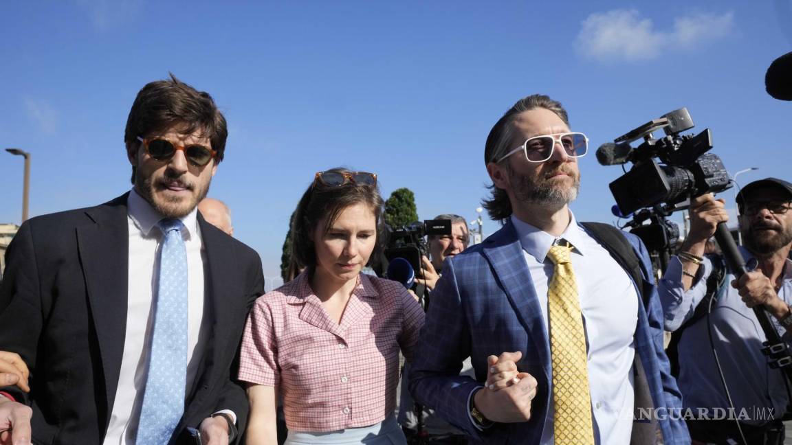 $!Amanda Knox llega acompañada por su esposo Christopher Robinson (d) y su abogado Luca Luparia Donati al tribunal de Florencia, en Florencia, Italia.