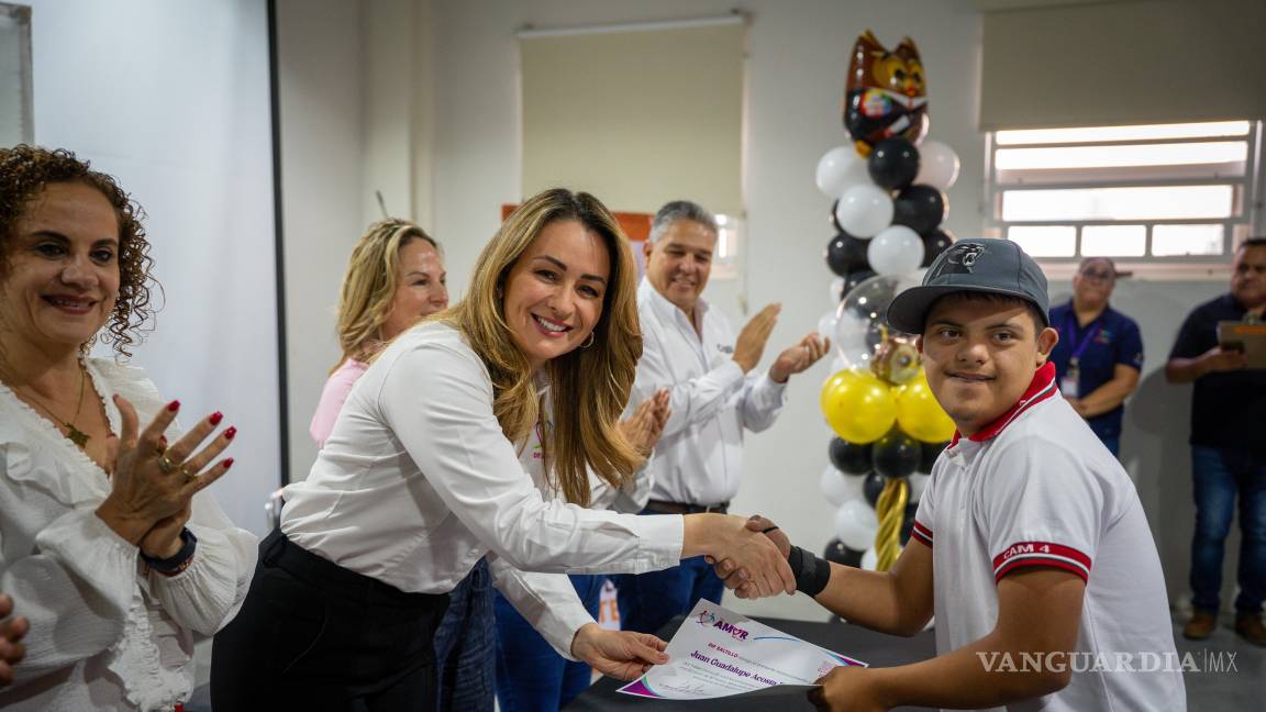 $!Luly López Naranjo, presidenta honoraria del DIF Saltillo, entrega reconocimientos a egresados de los talleres “Amor por Aprender”, que han beneficiado a más de mil personas en lo que va de 2025.