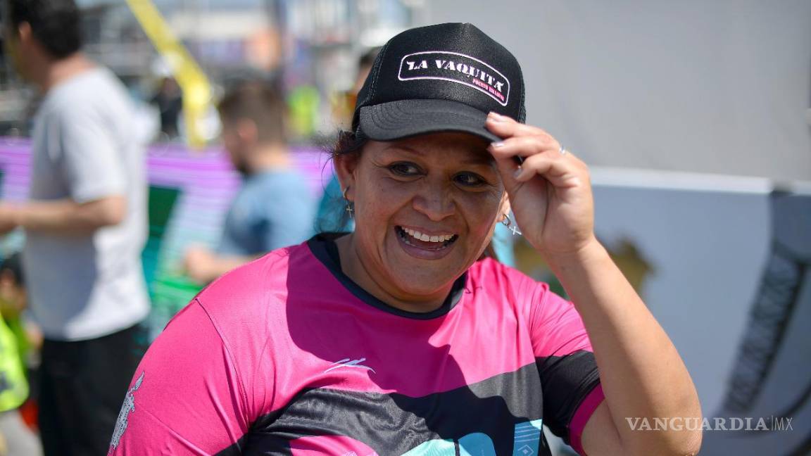 $!Adriana Hernández concluyó el maratón, siendo la última en llegar a la meta.