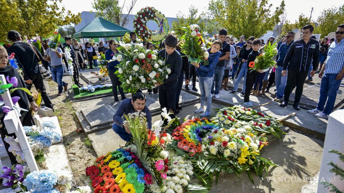 $!Flores de diferentes colores fueron colocados sobre la cripta del Magistrade.