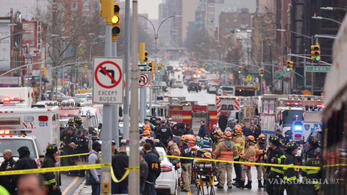 Reportan tiroteo en metro de Nueva York; hay al menos 13 heridos y dispositivos explosivos sin detonar