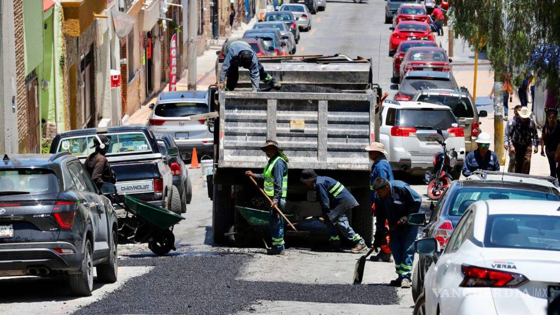 Le mete Saltillo más manos a la reparación de baches; las lluvias obligan