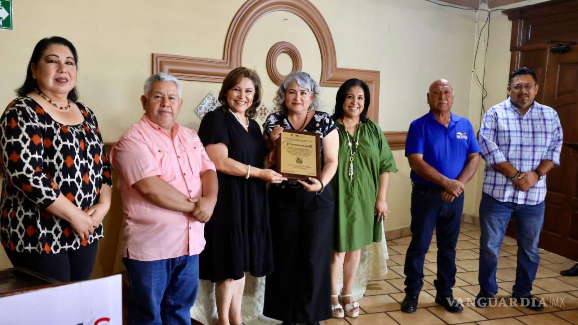 Alcaldesa de Sabinas hace entrega de un reconocimiento a los bibliotecarios de Sabinas
