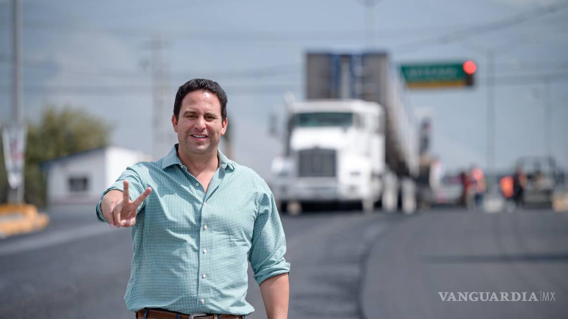 $!El alcalde Javier Díaz González supervisa los trabajos en el cruce de Valdés Sánchez y Colosio, donde se ampliaron los carriles para agilizar el tránsito.