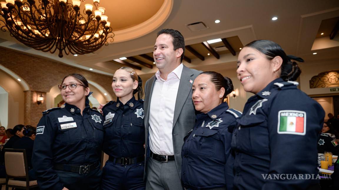 $!Durante el homenaje, se destacó la labor de las mujeres que, además de ser madres, enfrentan con profesionalismo los retos diarios del servicio policial.
