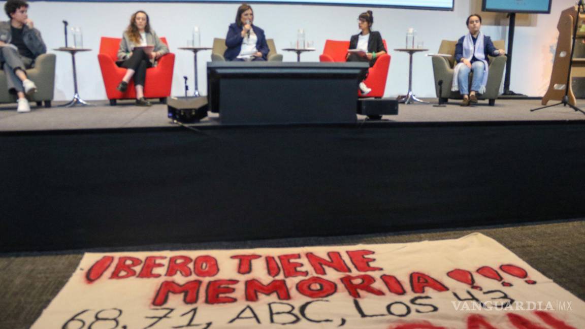 $!La candidata a la Presidencia de la República, por la Coalición Fuerza y Corazón por México, Xóchitl Gálvez Ruíz, acudió a la Universidad Iberoamericana. Algunos estudiantes le manifestaron su apoyo otros le recordaron a los partidos que la apoyan en su carrera a la Presidencia. FOTO: VICTORIA VALTIERRA | CUARTOSCURO