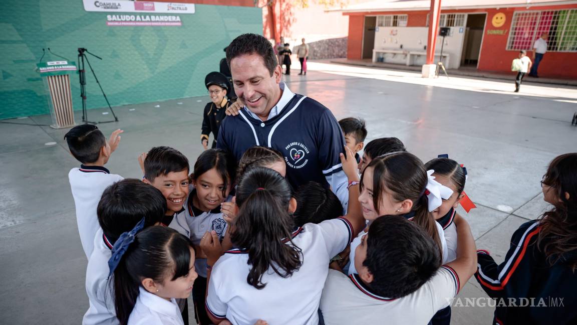 Lleva Alcalde de Saltillo atención médica gratuita y equipo educativo a primaria