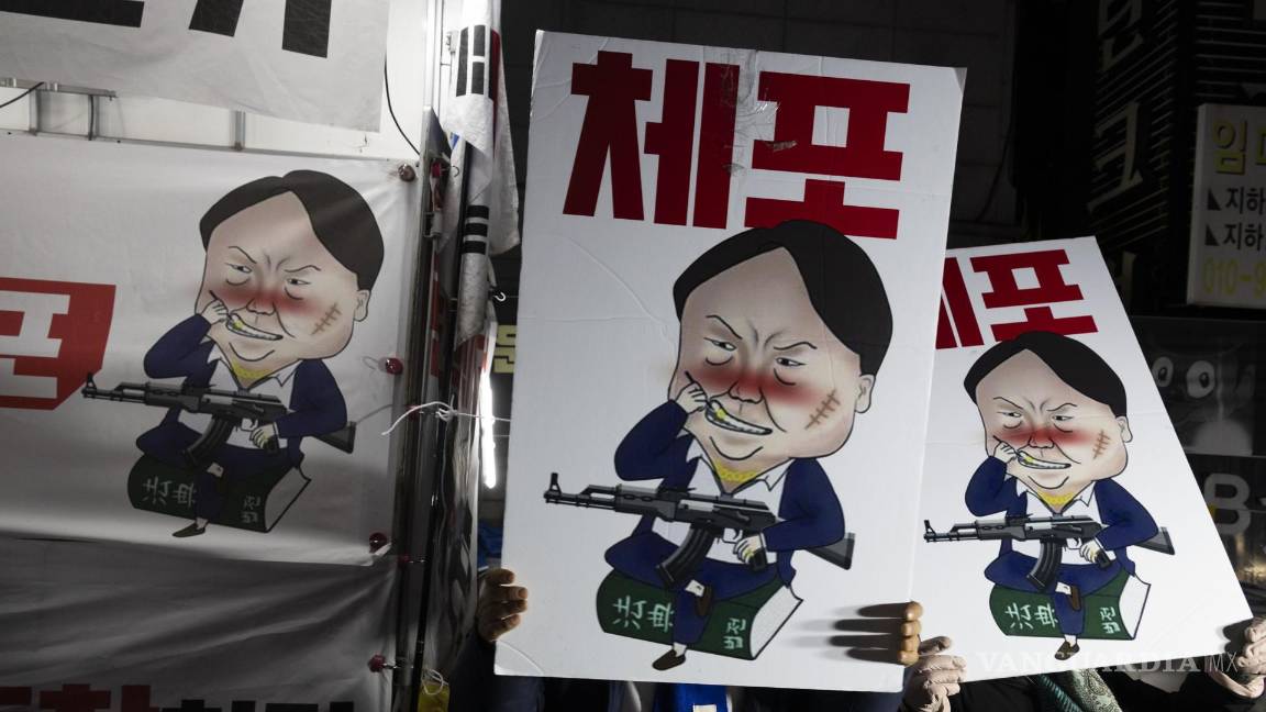 $!Manifestantes sostienen carteles pidiendo el arresto del presidente Yoon Suk Yeol durante una manifestación frente a la Asamblea Nacional en Seúl, Corea del Sur.