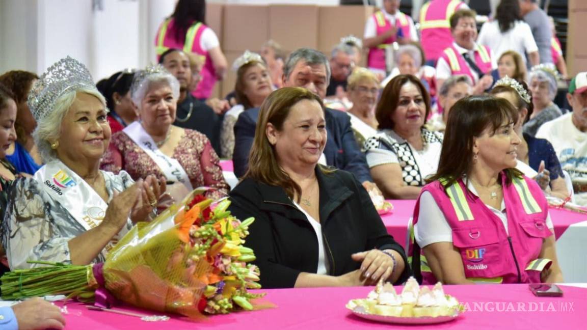 $!La presidenta honoraria del DIF, Beatriz Eugenia Dávila de Fraustro, destaca el compromiso con el bienestar de este importante sector.