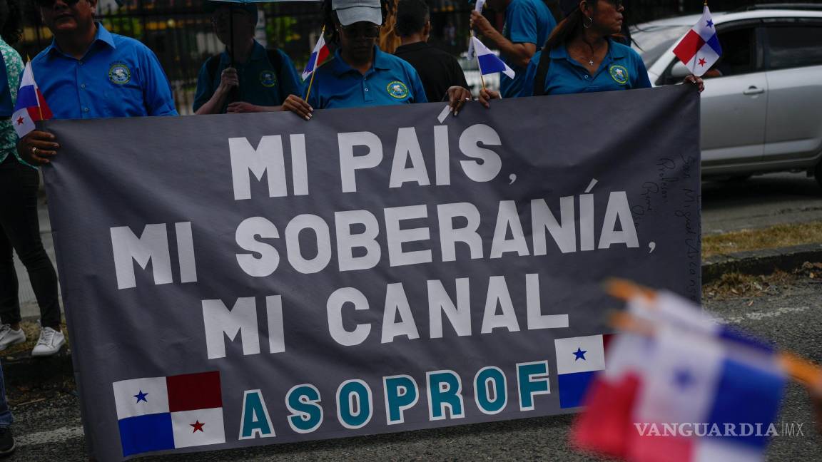 $!Manifestantes llevan un cartel en referencia al Canal de Panamá en protestan por la próxima visita del secretario de Estado estadounidense Marco Rubio.