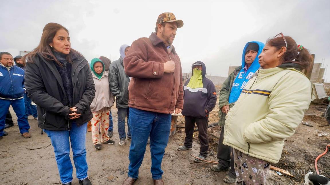 $!A pesar del inclemente clima, el Alcalde y su esposa acudieron a entregar apoyos.