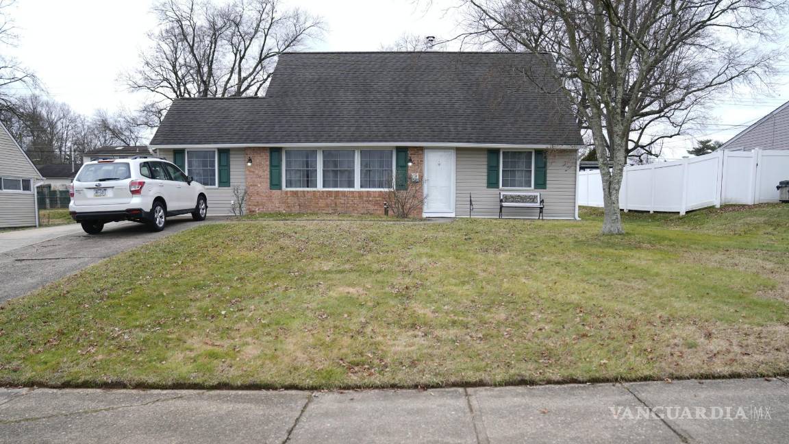 $!Un vehículo está estacionado en la entrada de una casa que fue escenario de un asesinato en Levittown, Pensilvania.