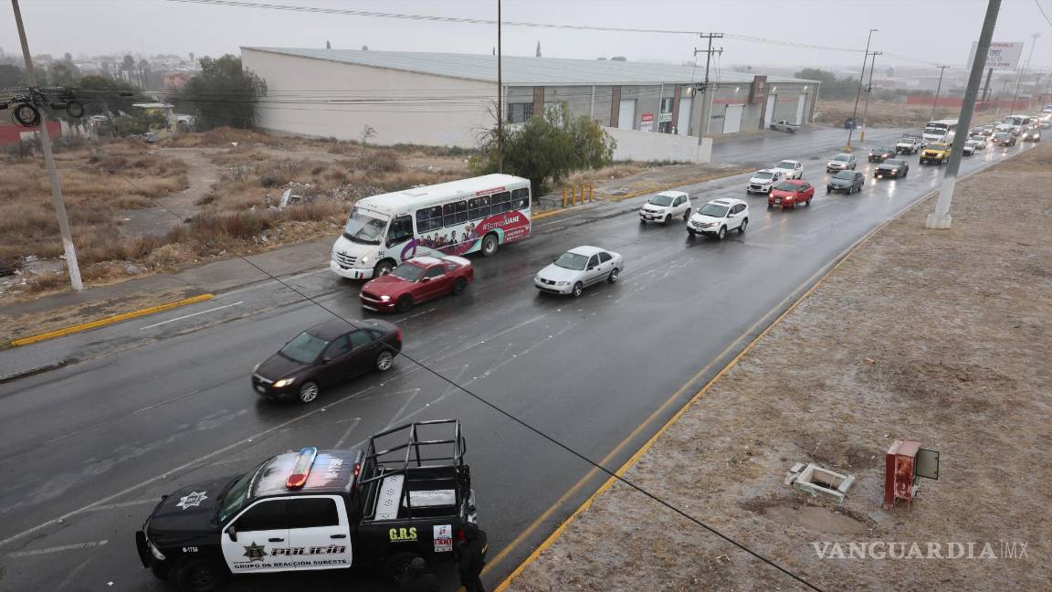 $!Elementos de diversas corporaciones brindando apoyo a conductores en puntos críticos.