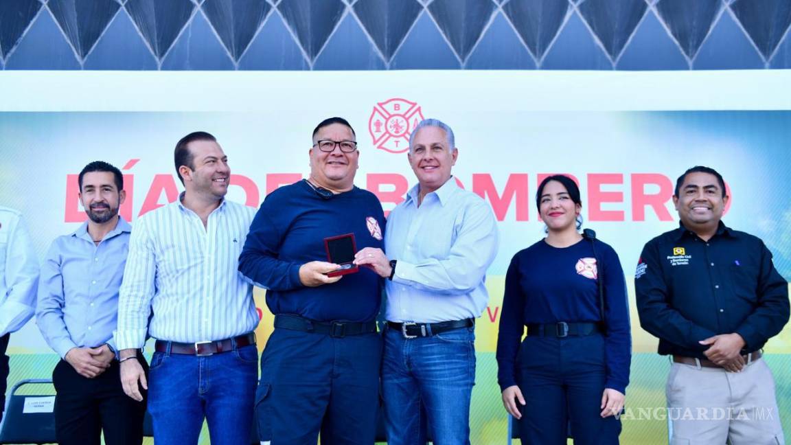 Entrega reconocimientos a bomberos de Torreón, ‘por su heroísmo y perseverancia’