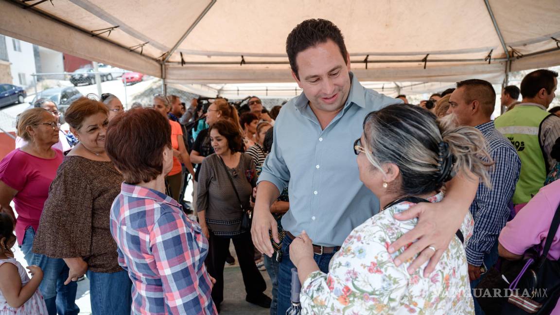 $!Autoridades municipales y representantes del Cabildo acompañaron al alcalde en el arranque de la rehabilitación del parque comunitario.
