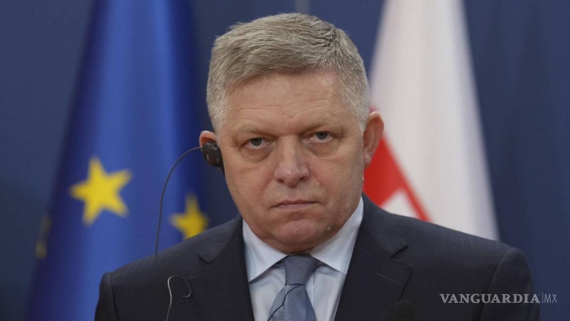 $!El primer ministro de Eslovaquia, Robert Fico, escucha durante una conferencia de prensa en el Palacio de Serbia en Belgrado, Serbia.