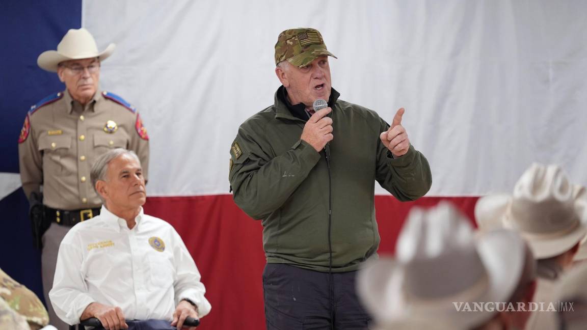 $!El nuevo jefe de la frontera estadounidense, Tom Homan (d) y el gobernador de Texas, Greg Abbott (i) en Eagle Pass, Texas.
