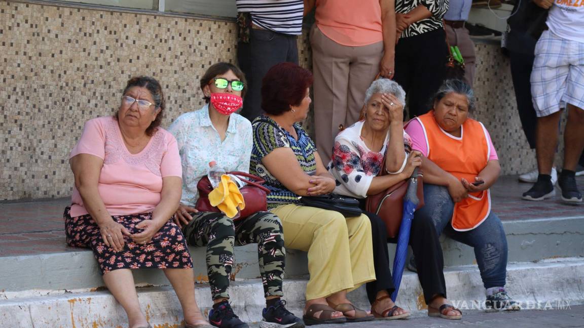 Adultos mayores recorren kilómetros para cobrar su pensión del Bienestar en Ramos Arizpe, Saltillo y Arteaga