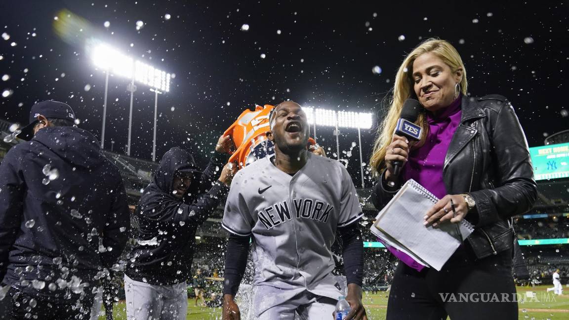$!El dominicano celebró con el resto de sus compañeros el logro conseguido esta noche.