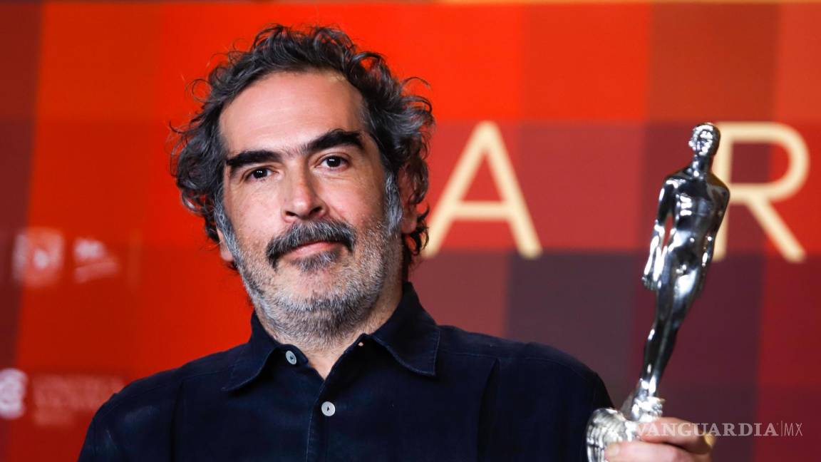 $!El editor Yibrán Asuad con su Ariel a mejor edición por Una película de policías, durante la edición 64 de la entrega de los premios Arie en la Ciudad de México.