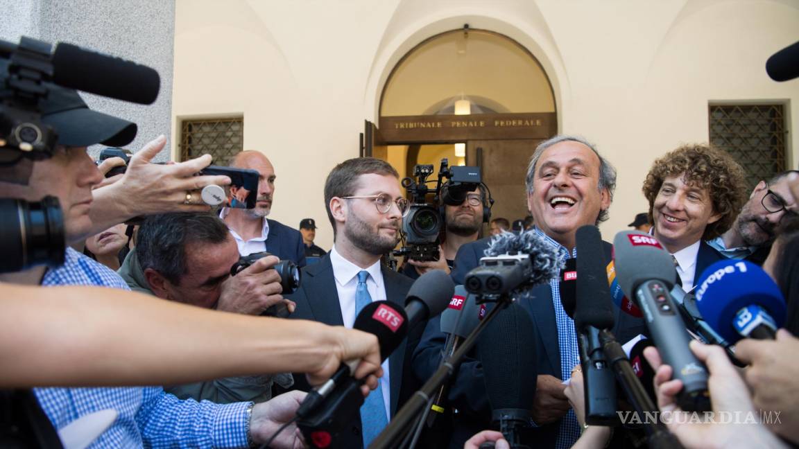 $!El expresidente de la Asociación Europea de Fútbol UEFA Michel Platini (c) habla con la prensa después de que se anunció el veredicto, en Bellinzona, Suiza.
