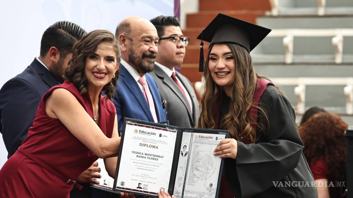 $!La directora reconoció el apoyo de familias y docentes en la formación de los nuevos profesionistas.