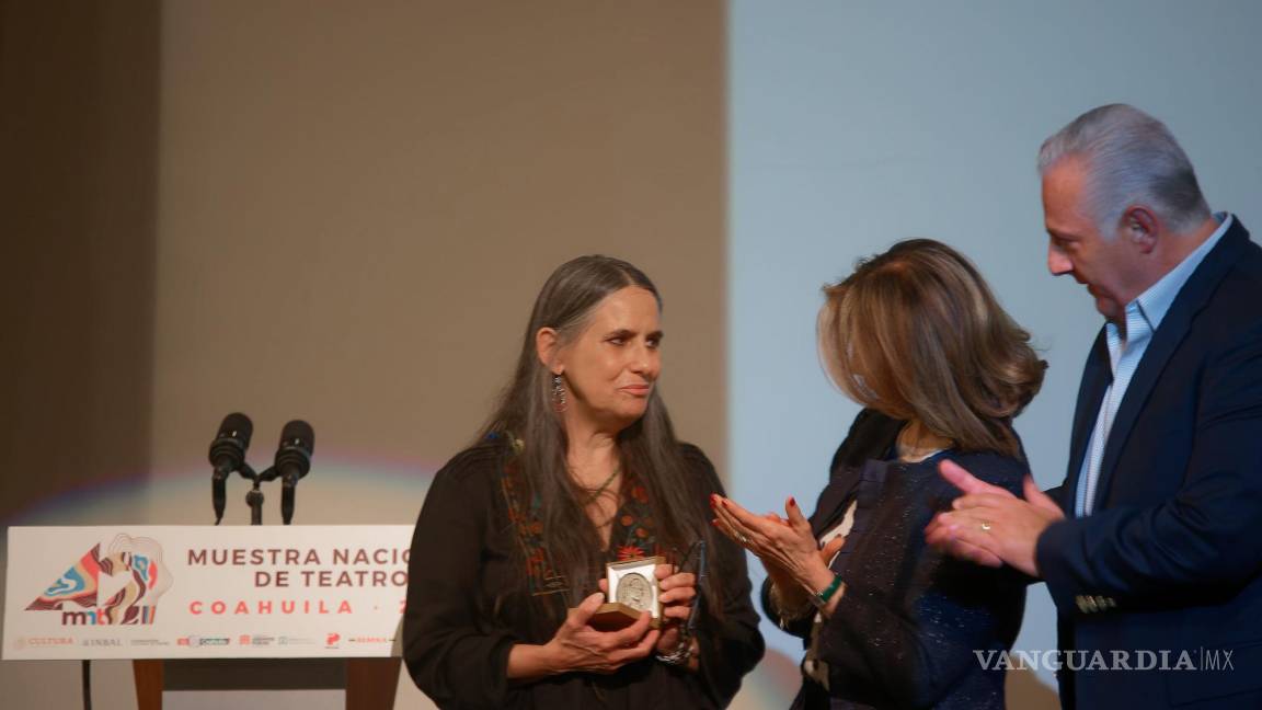 $!Ilieana Diéguez recibió la presea de manos de la Secretaria de Cultura y el Alcalde de Torreón.