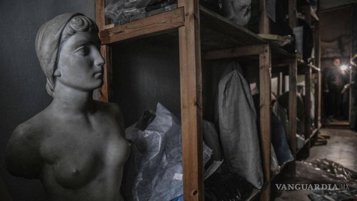$!Una de las pocas esculturas que quedan en el Museo de Arte Regional de Kherson, que los curadores dijeron que las fuerzas rusas pasaron varios días saqueando en 2021, en Kherson, Ucrania, el 22 de noviembre de 2022. (Finbarr O’Reilly/The New York Times)