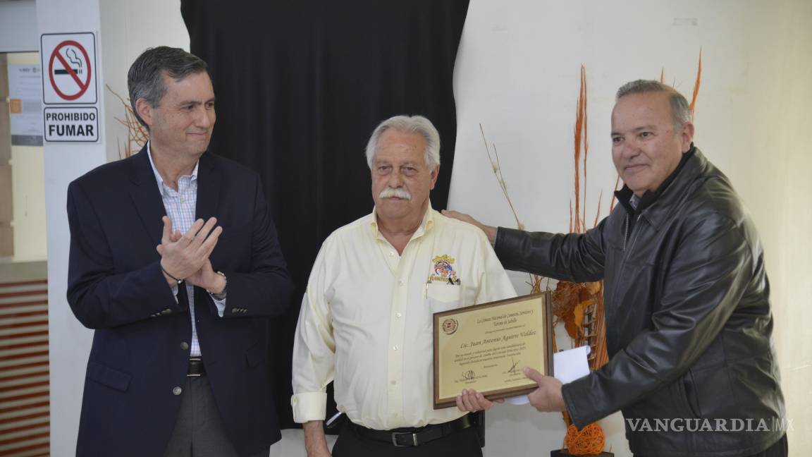 $!Juan Antonio Aguirre Valdez recibiendo el reconocimiento.
