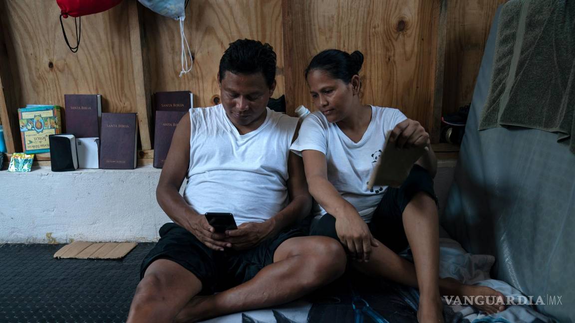 $!Marvin Sánchez, 42, y Cintia Medina, 40, de Honduras, en Senda de Vida en Ciudad Juárez, México.