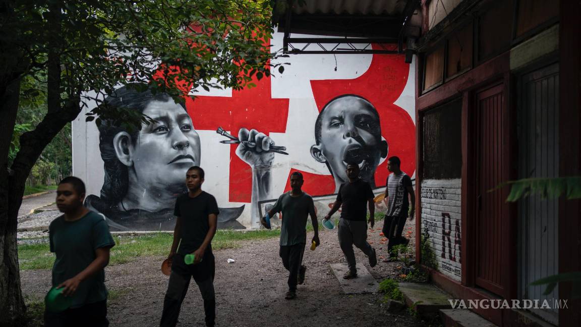 $!Estudiantes de primer año pasan por delante de un mural dedicado a los 43 compañeros desaparecidos de la escuela Normal Rural Raúl Isidro Burgos.