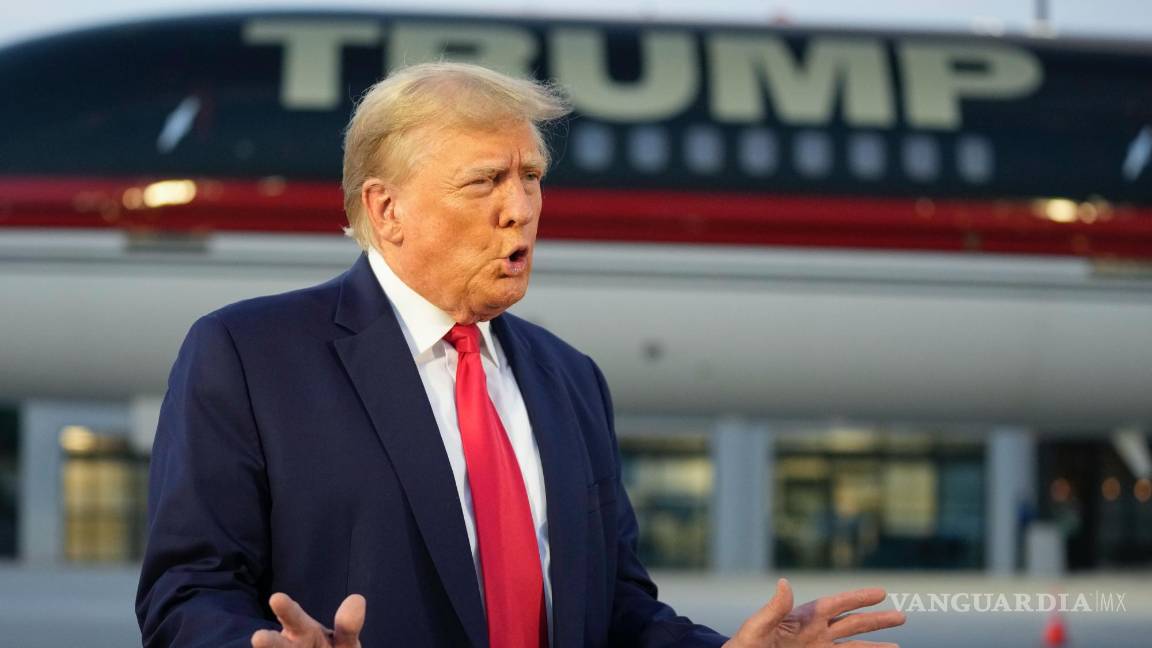 $!El expresidente Donald Trump habla con reporteros antes de salir del Aeropuerto Internacional Hartsfield-Jackson, el jueves 24 de agosto de 2023, en Atlanta.