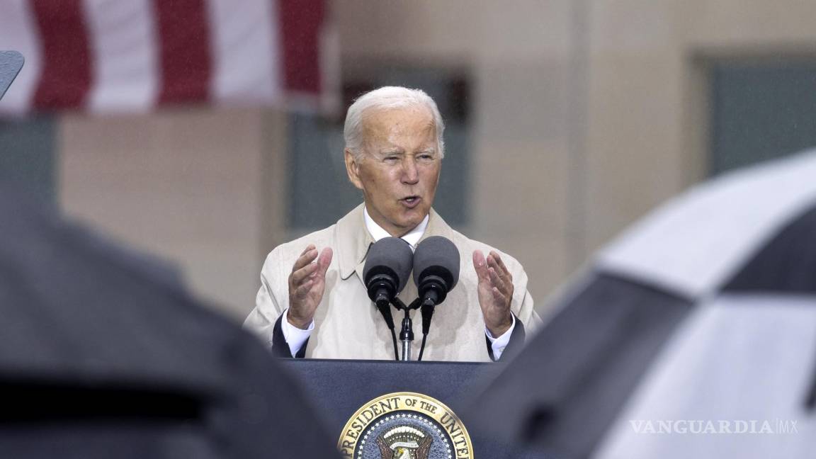 $!Biden estuvo bajo una lluvia constante y rindiendo homenaje a los “estadounidenses extraordinarios” que dieron su vida en uno de los días más oscuros de la nación.
