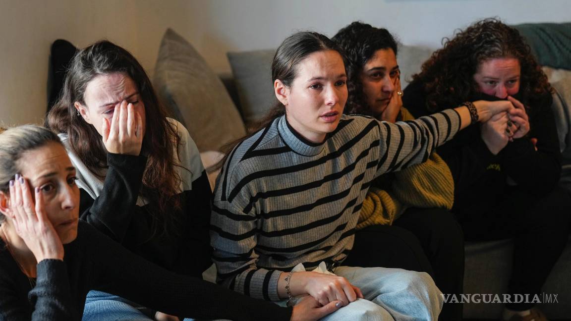 $!La rehén liberada Shani Goren (d) y amigos de la rehén israelí Arbel Yehoud miran la transmisión de su liberación del cautiverio de Hamas, en Carmei Gat.