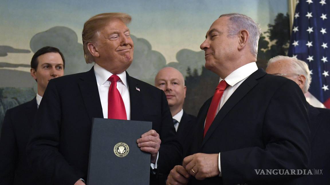 $!25/03/2019. El presidente estadounidense, Donald Trump, sonríe al primer ministro de Israel, Benjamin Netanyahu, tras firmar una proclamación en la Casa Blanca.