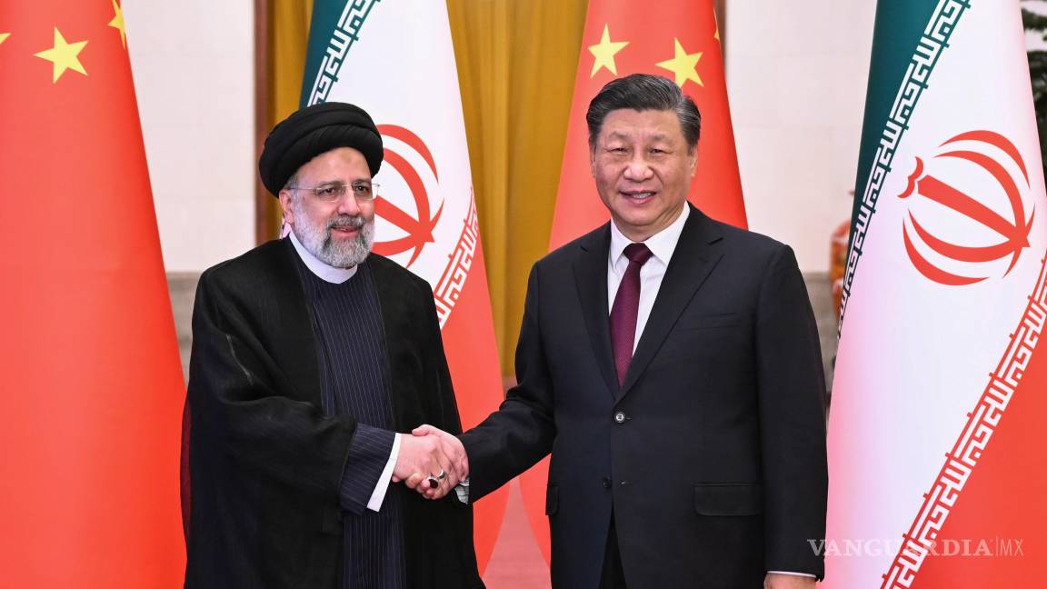 $!El presidente iraní Ebrahim Raisi y el presidente chino Xi Jinping antes de su encuentro en el Gran Salón del Pueblo en Pekín, China el 14 de febrero de 2023.