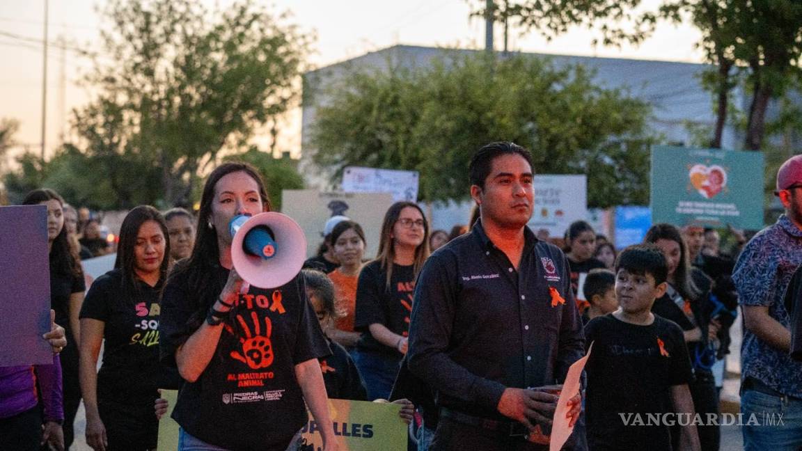$!Más de 270 personas participaron en la movilización nocturna del domingo.