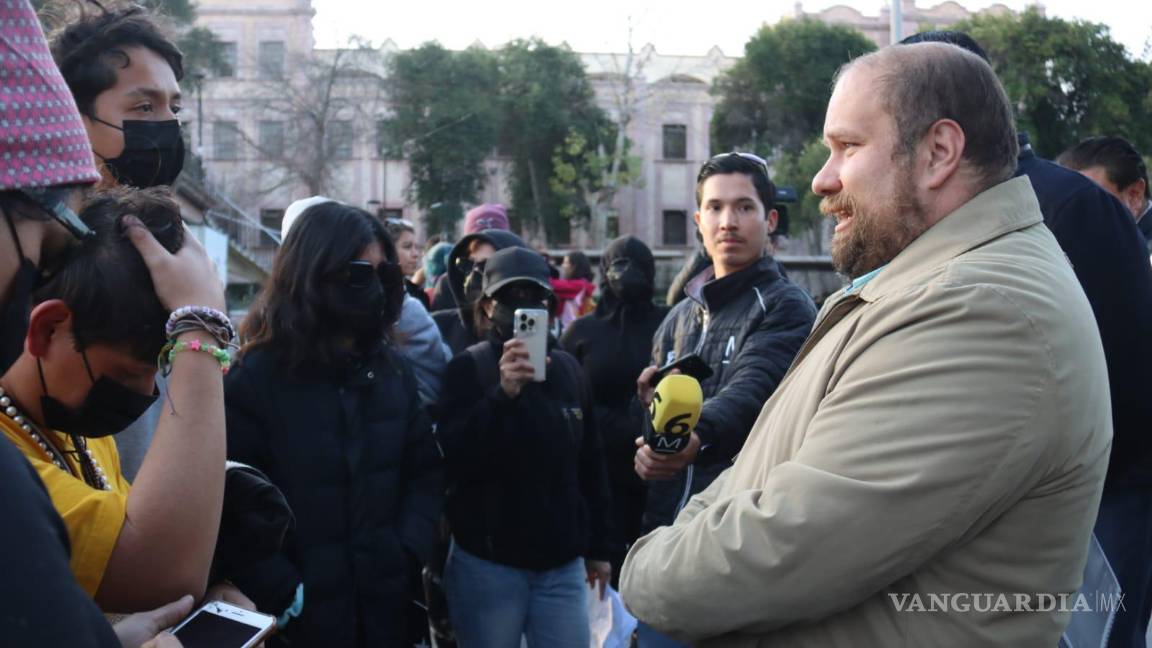 $!Víctor Manuel Sánchez Valdés, secretario de la Comisión Electoral, conversó con manifestantes que se oponen a la candidatura única.