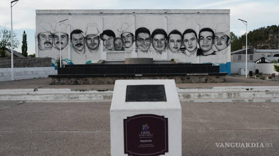 $!Los rostros de 13 residentes muertos a tiros en la plaza del pueblo de Creel, México, cubren una pared como homenaje.