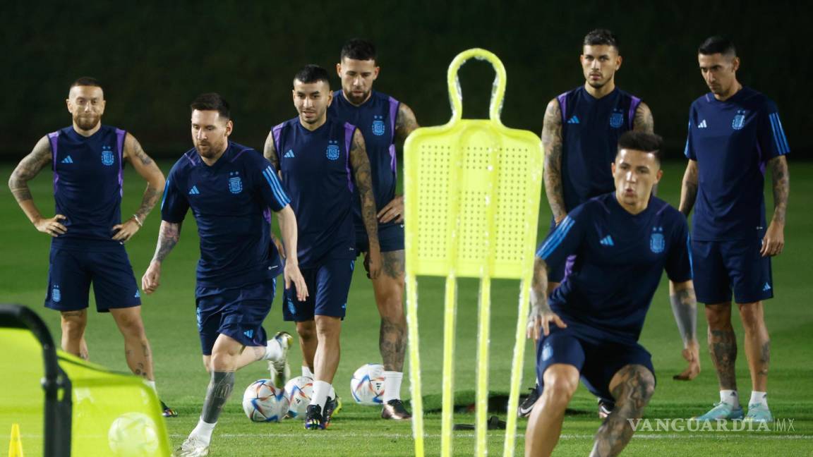 $!El delantero de Argentina Lionel Messi (2i) participa en un entrenamiento de su selección este viernes en Doha, Catar.