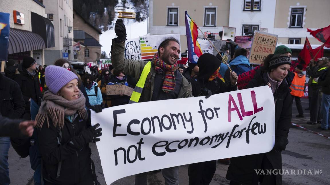 $!Manifestantes llegan para una protesta antes del Foro Económico Mundial en Davos, Suiza.