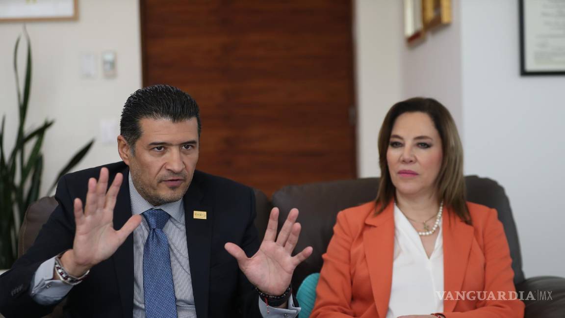 $!La presidenta del INAI, Blanca Liliana Ibarra, y el comisionado del INAI, Adrián Alcalá Méndez (i), en una entrevista con en Ciudad de México (México).