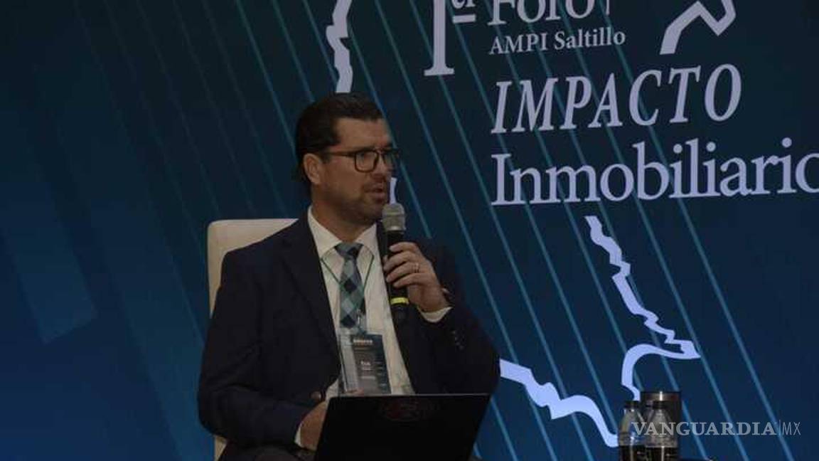 $!1er. Foro Impacto Inmobiliario organizado por la AMPI Saltillo en el salón G&amp;G, con Eduardo Legorreta como moderador del diálogo entre expertos.