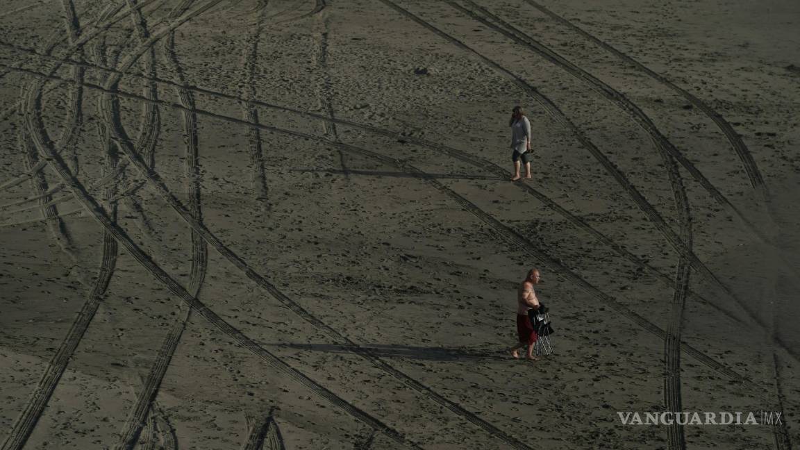 $!La gente camina en Ocean Beach en San Francisco. Los suicidios en EU aumentaron constantemente desde principios de la década de los 2000 hasta 2018.