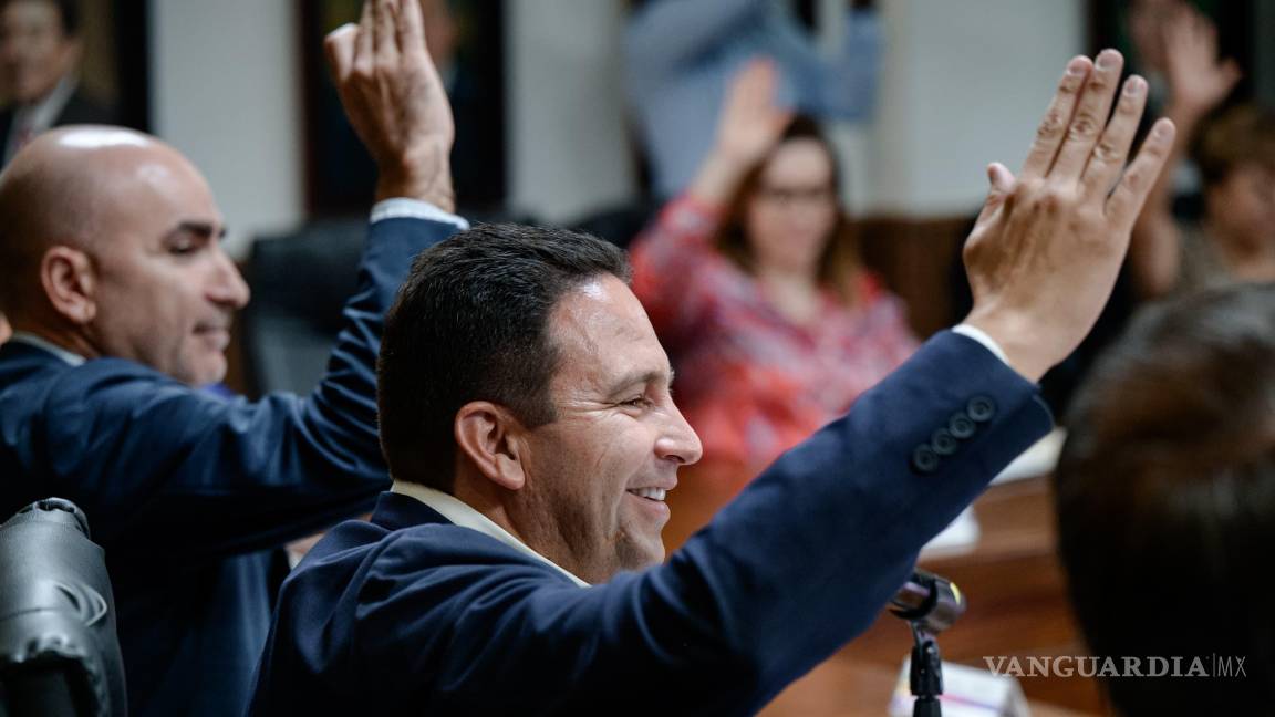 $!Javier Díaz reafirmó su compromiso con una administración moderna, eficiente y cercana a la ciudadanía al presentar nuevas propuestas de mejora regulatoria ante el Cabildo.