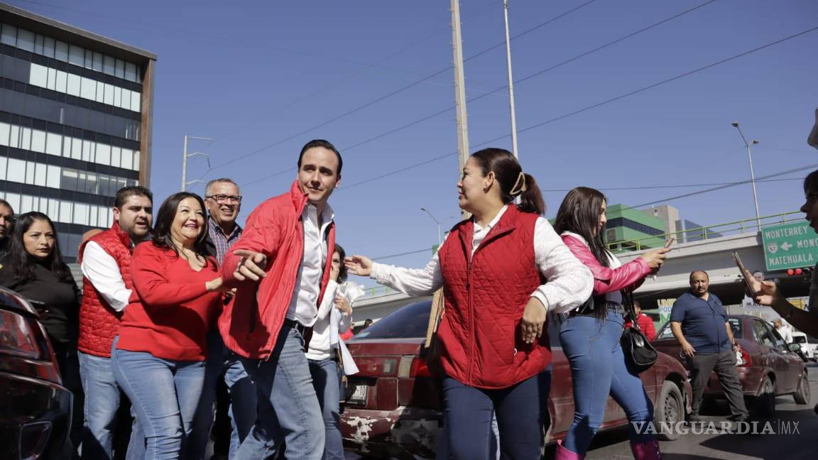 $!Manolo Jiménez Salinas arrancó actividades de precampaña en el crucero del bulevar Venustiano Carranza esquina con el periférico Luis Echeverría.