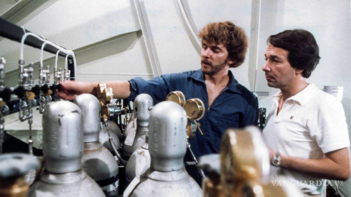 $!Una foto sin fecha muestra a Edward Garvey, a la izquierda, con otro científico, Richard Werthamer, a bordo del Esso Atlantic en 1980. (Richard Werthamer via The New York Times)