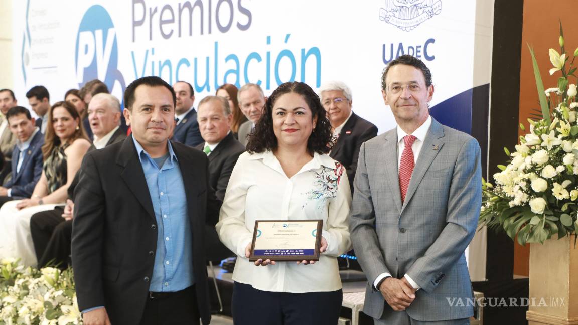 $!La empresa Windsor Machine México recibió distinción por su compromiso con el fortalecimiento de la vinculación academia-industria.
