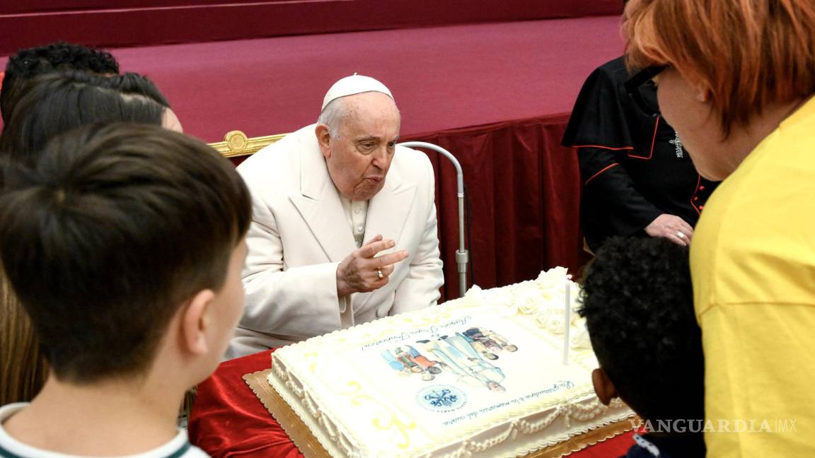 Celebra el papa Francisco su 87 aniversario; come pastel con niños